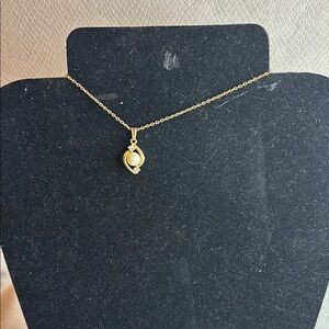 Elegant Gold Pendant Necklace